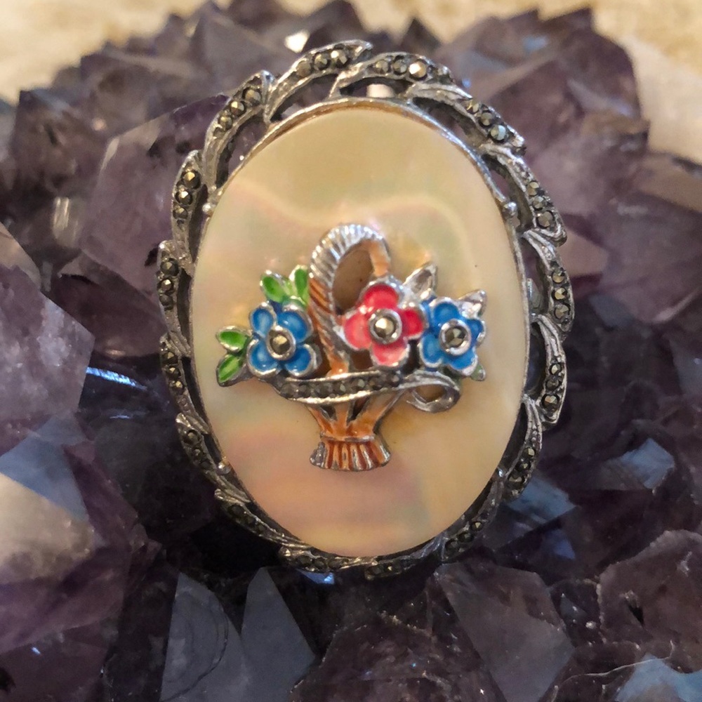 🌺VINTAGE🌺Oval Mother-of-pearl Brooch with Basket 🧺 Design